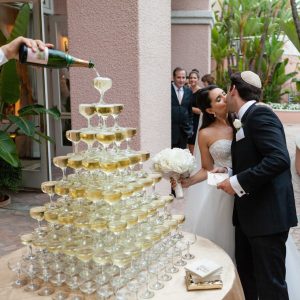 21 Champagne Towers to Copy for Your Own Wedding Reception  Champagne tower  wedding, Champagne tower, Champagne wedding