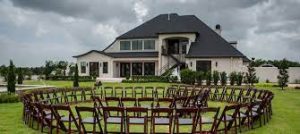 outdoor wedding ceremony at Thistlewood Manor in Austin