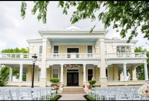 the taylor mansion outdoor wedding ceremony in Austin