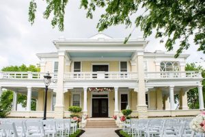 outdoor wedding ceremony in Austin at the Taylor Mansion