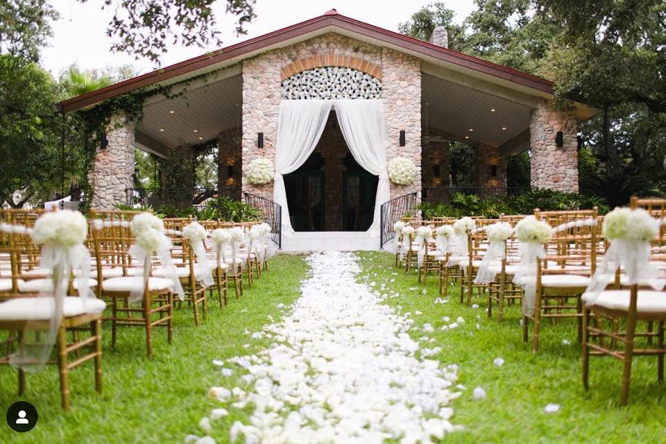 outdoor wedding ceremony at the Veranda San Antonio